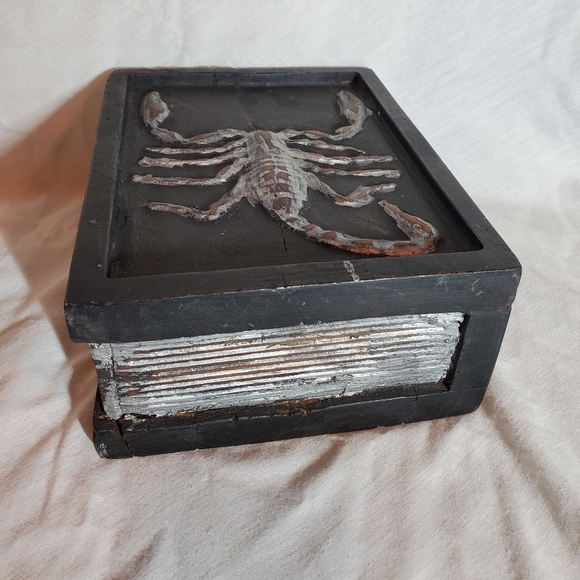 Wooden scorpion book decor block - Picture 5 of 5